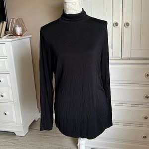 • Investments black lightweight turtle neck top, L •